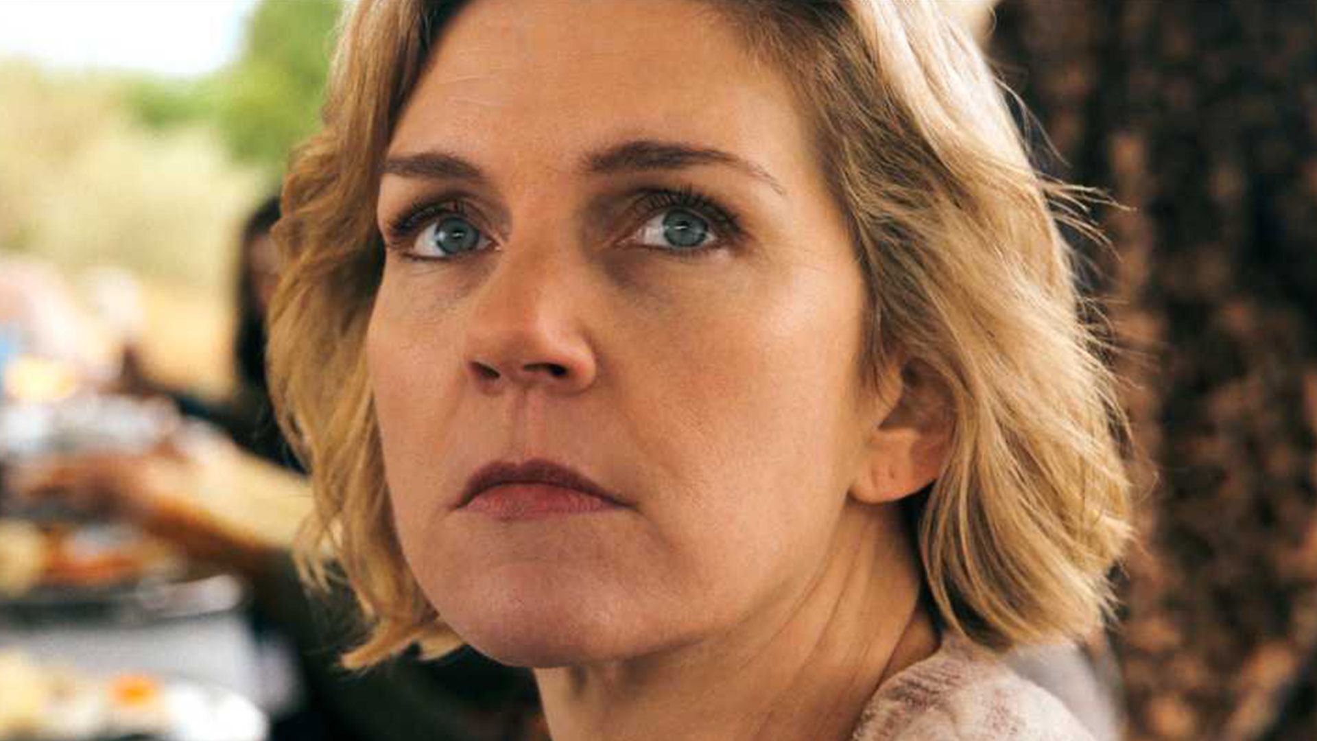 ریا سیهورن در حال نگاه کردن   در سریال pluribus part 4