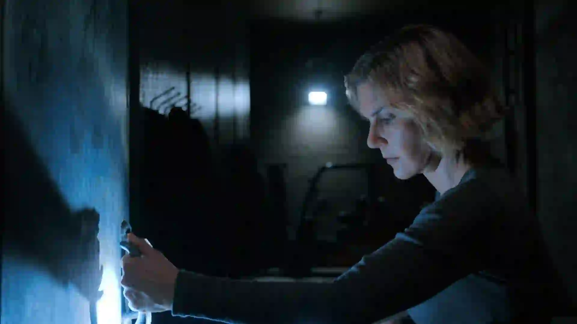 ریا سیهورن در انبار در سریال Pluribus