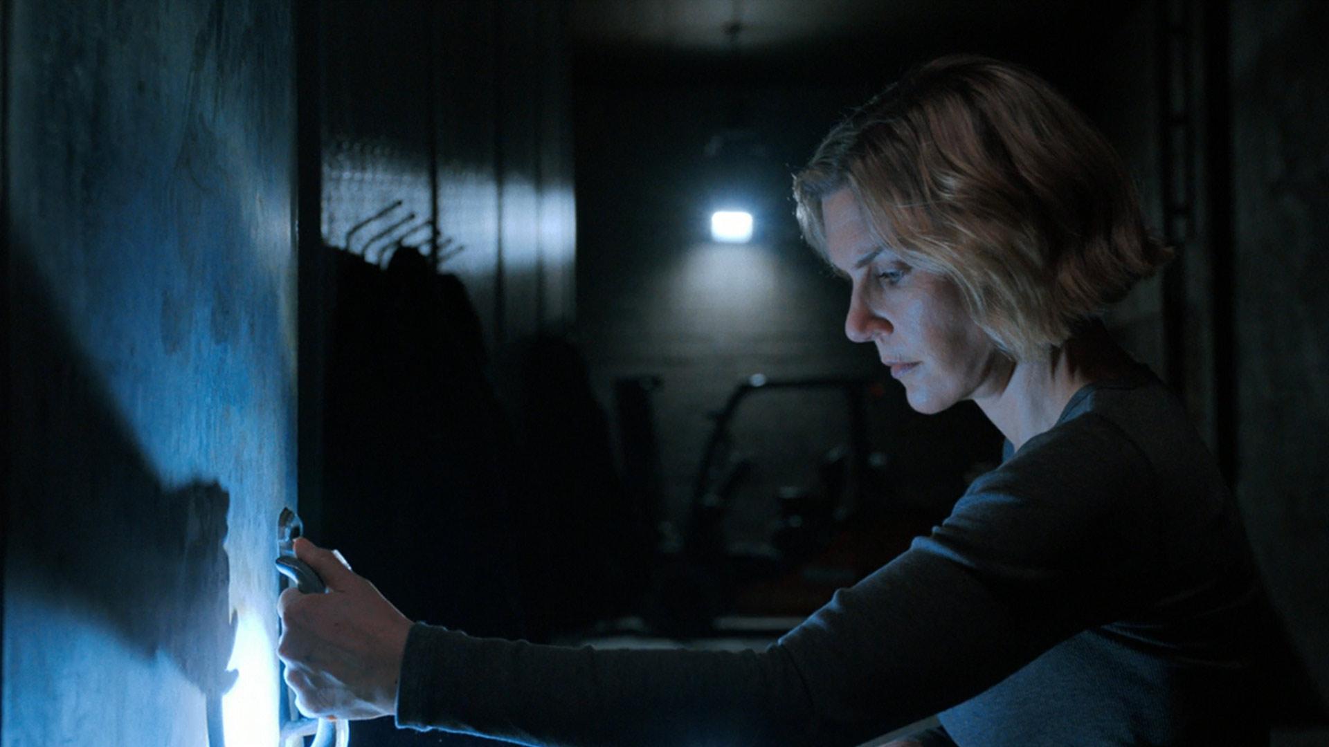 ریا سیهورن در انبار در سریال Pluribus