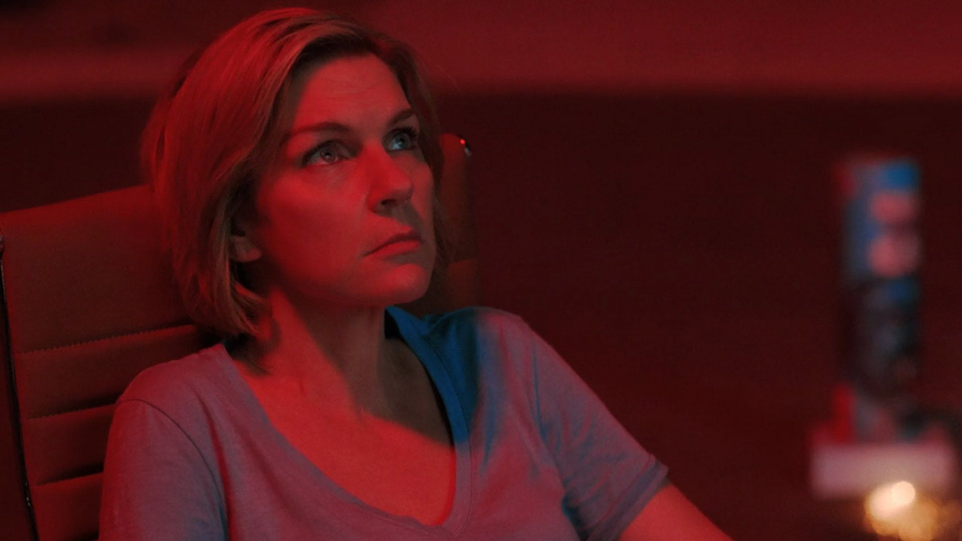 ریا سیهورن در حال نگاه کردن در سریال pluribus part 7