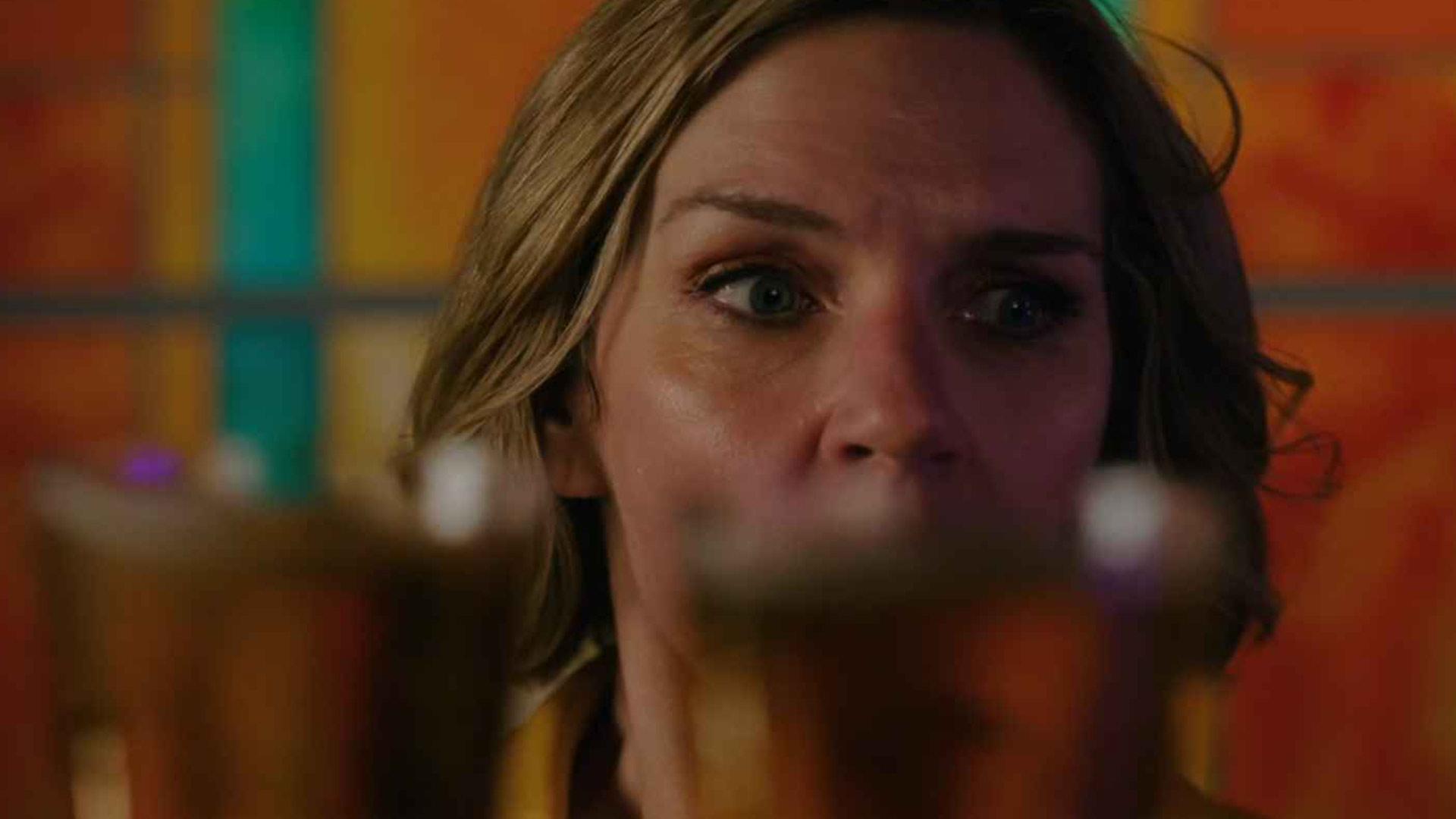 ریا سیهورن در حال نگاه کردن در سریال Pluribus