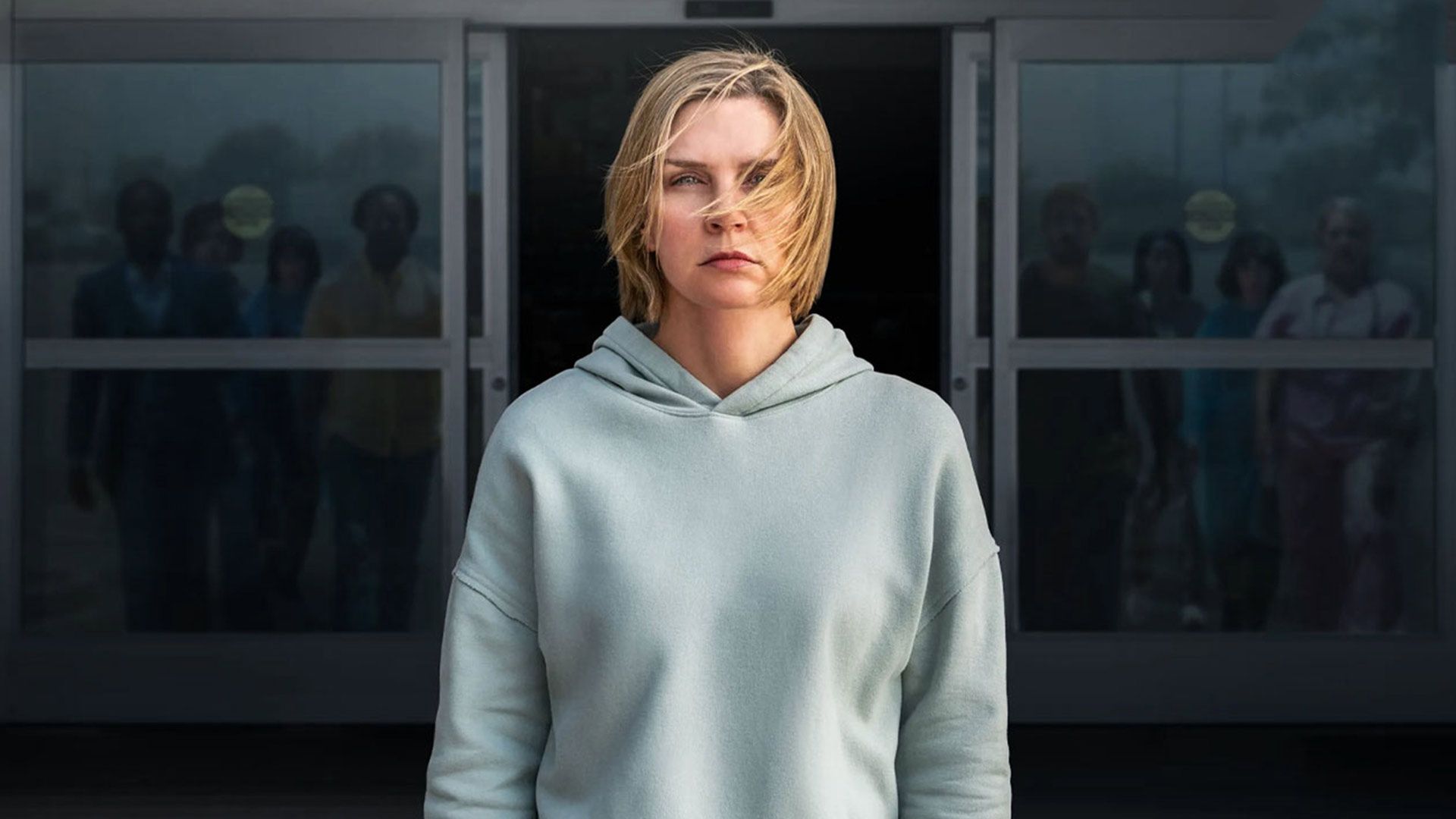 رئا سیهورن بیرون فروشگاه در سریال pluribus