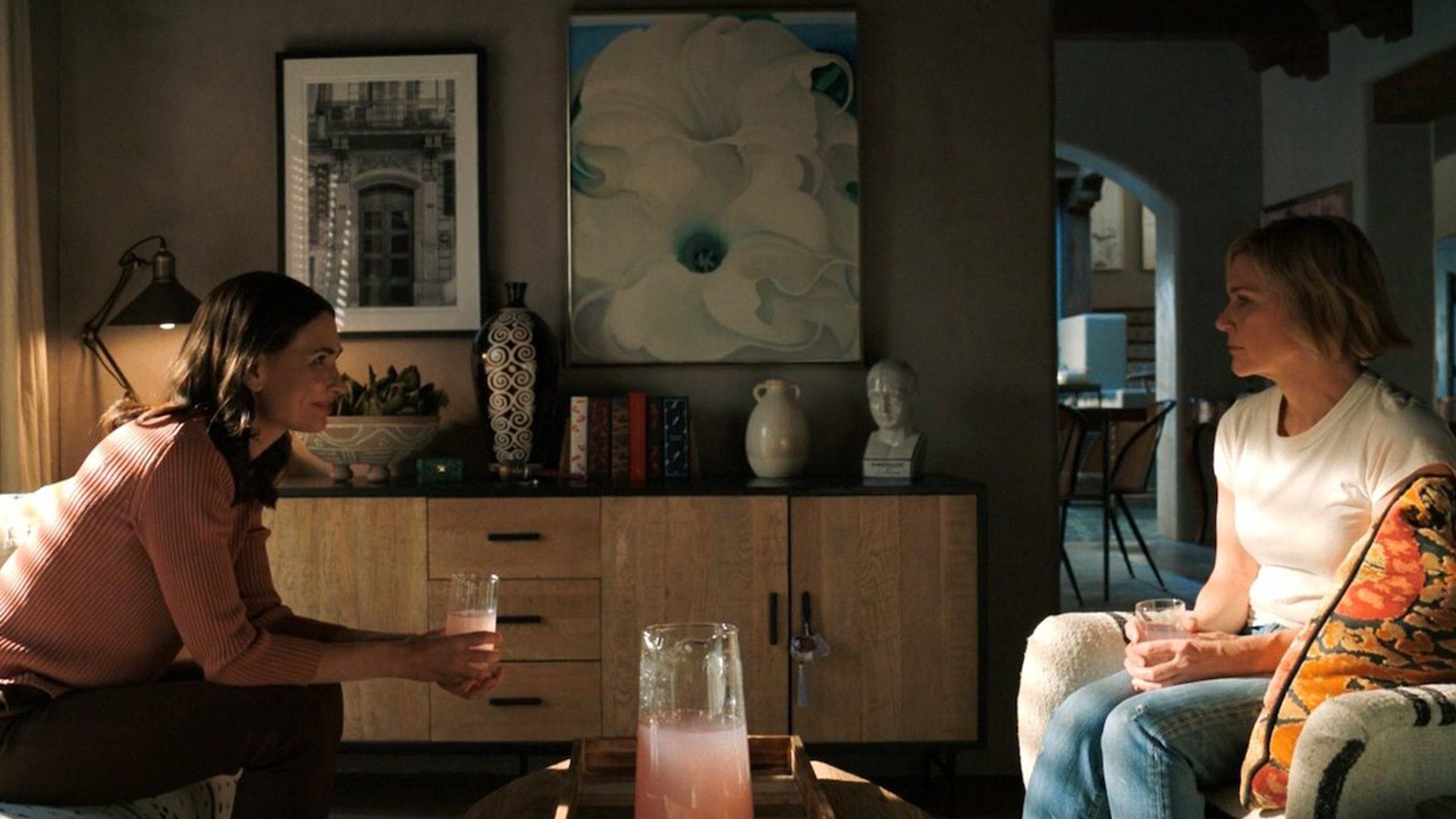 ریا سیهورن در حال صحبت کردن در سریال pluribus part 8