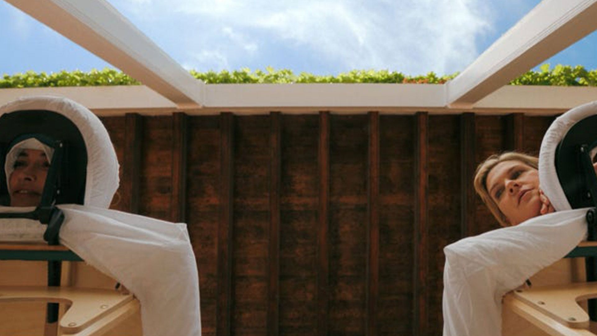 ریا سیهورن در مرکز ماساژ در سریال pluribus part 8