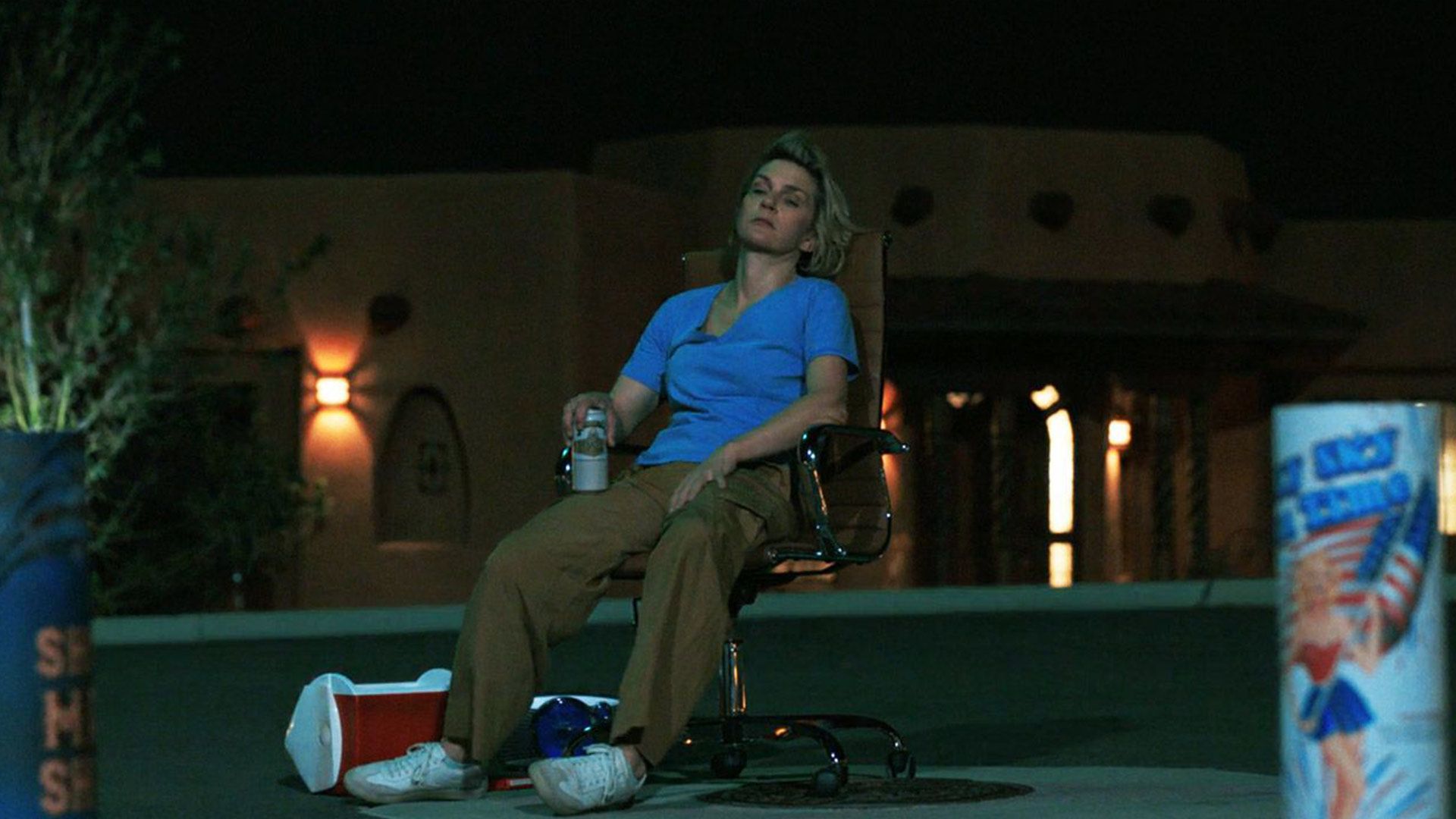 ریا سیهورن در حال نگاه کردن به آسمان در سریال Pluribus