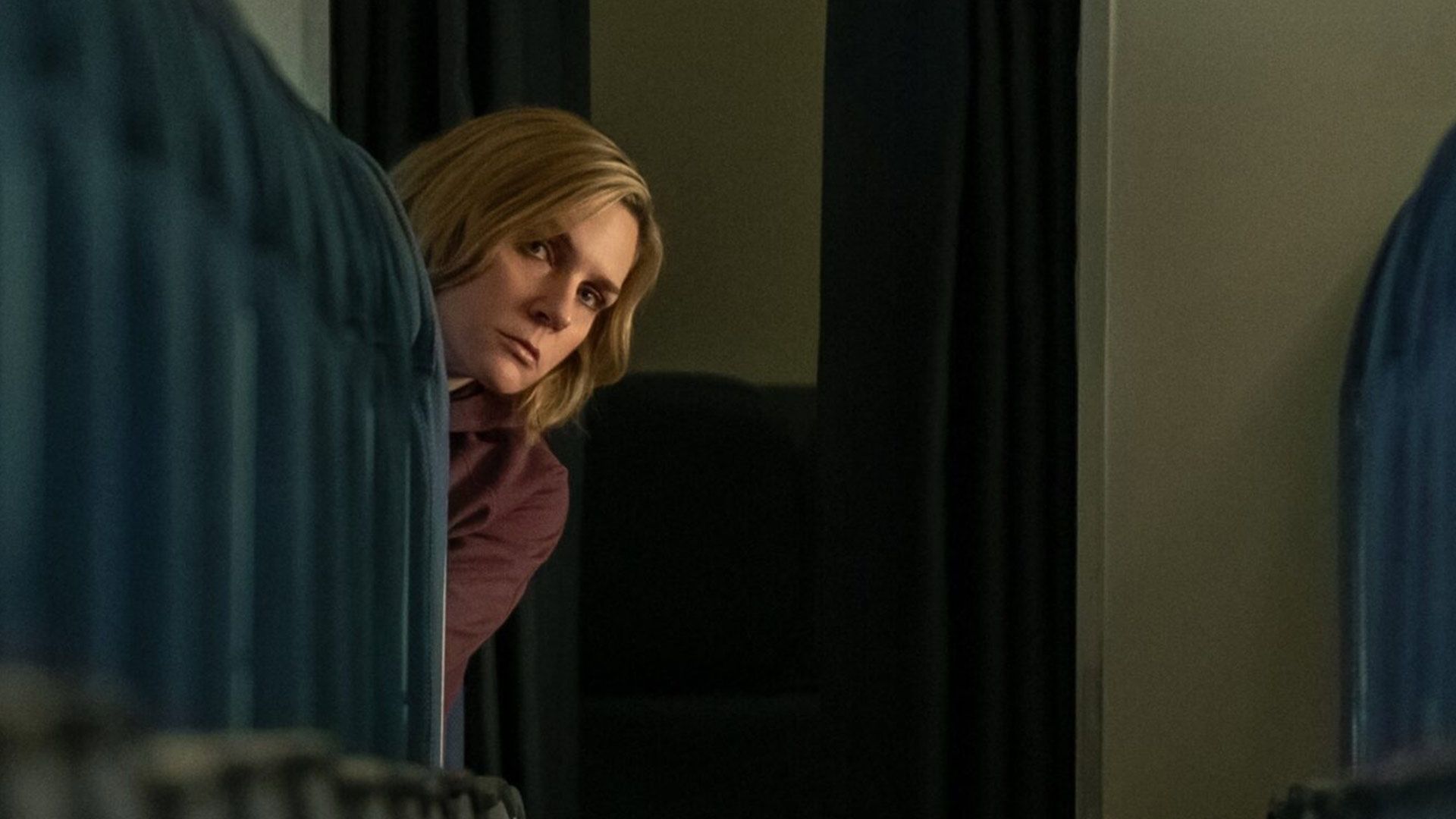 ری سیهورن در هواپیما در سریال pluribus