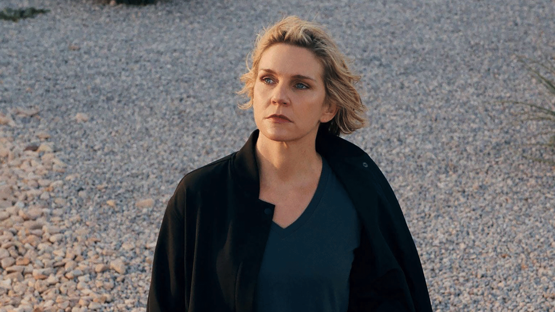 ریا سیهورن در حال نگاه کردن در سریال pluribus