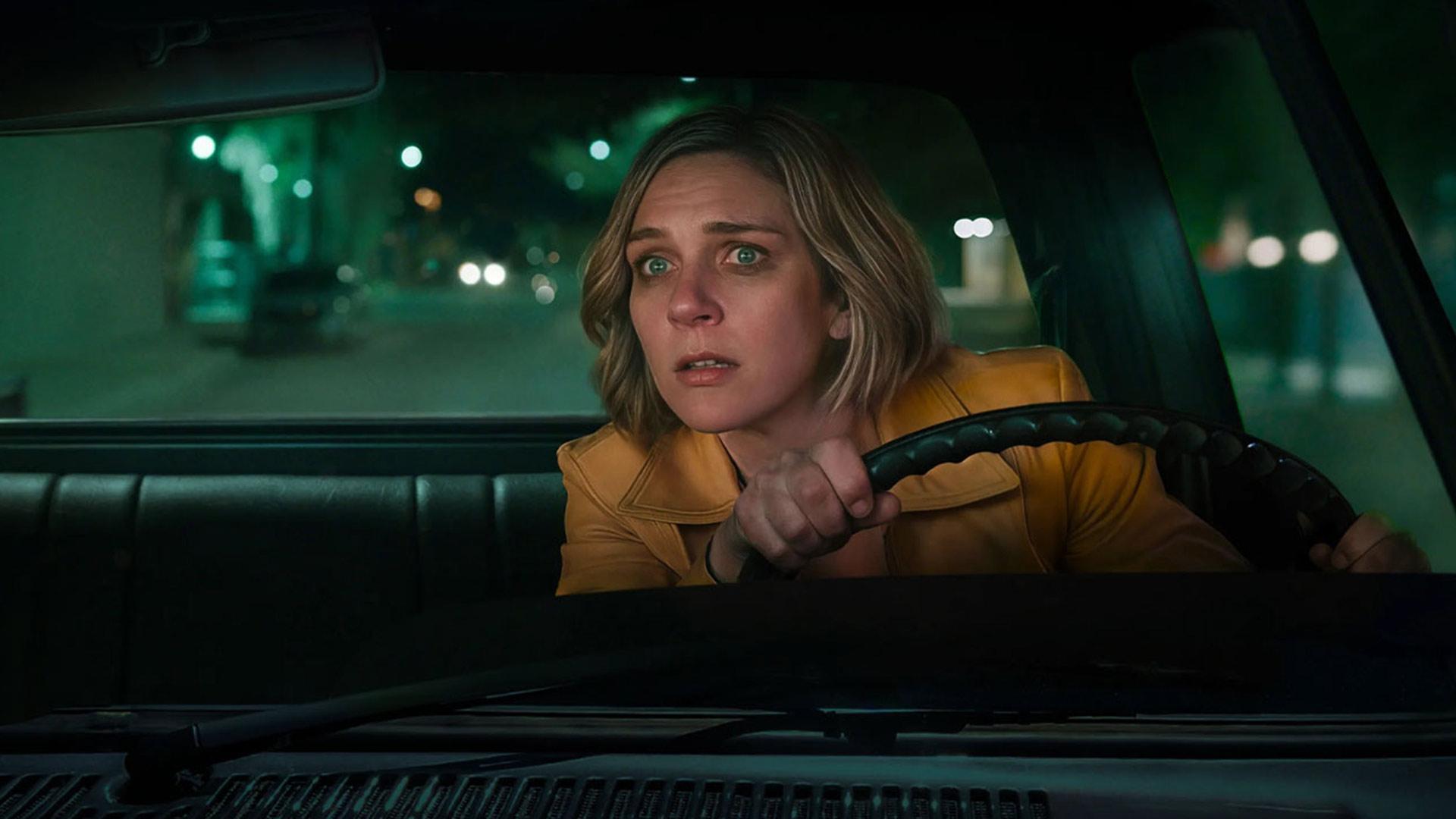 رئا سیهورن در حال رانندگی در سریال pluribus