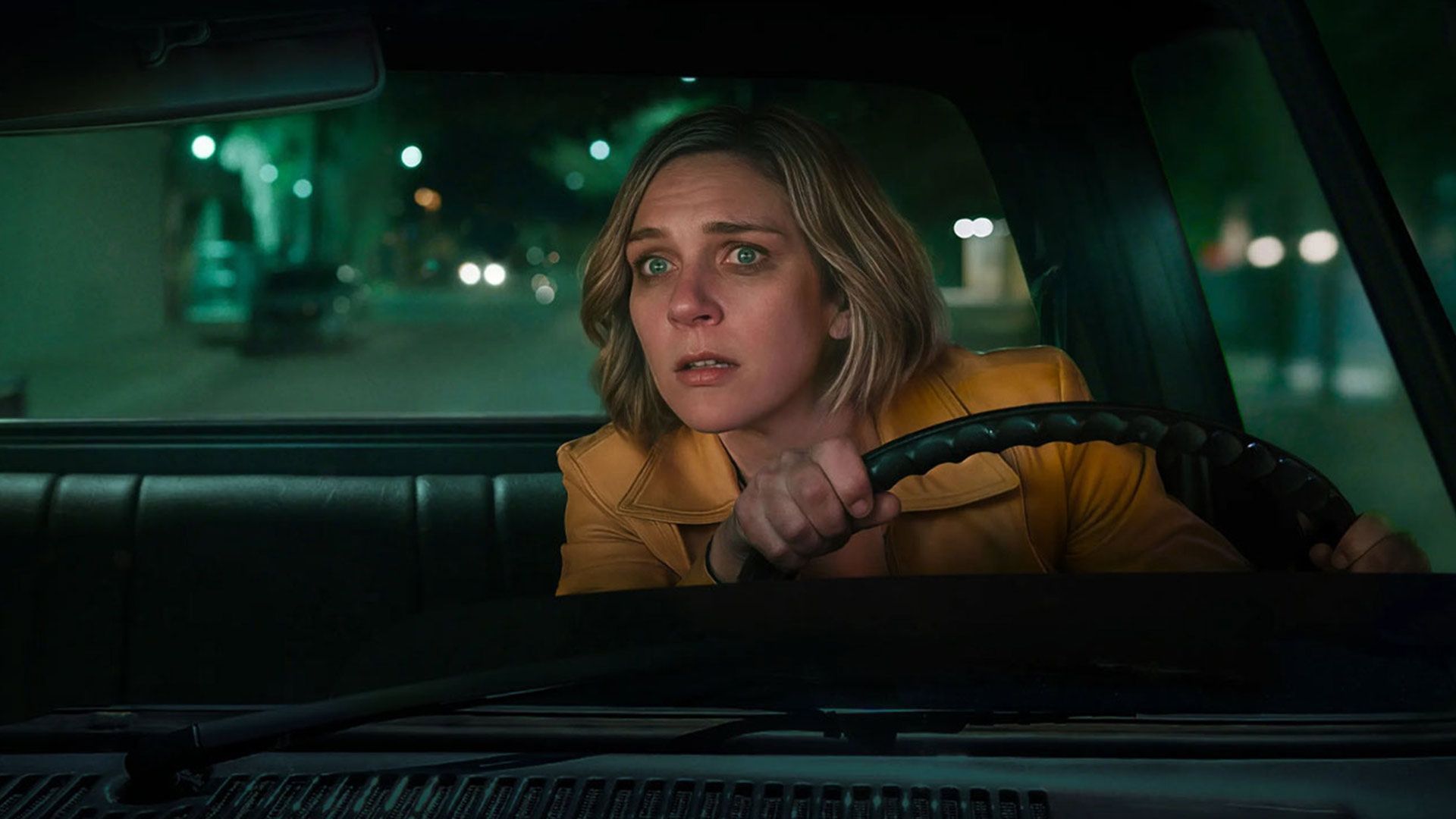 رئا سیهورن در حال رانندگی در سریال pluribus