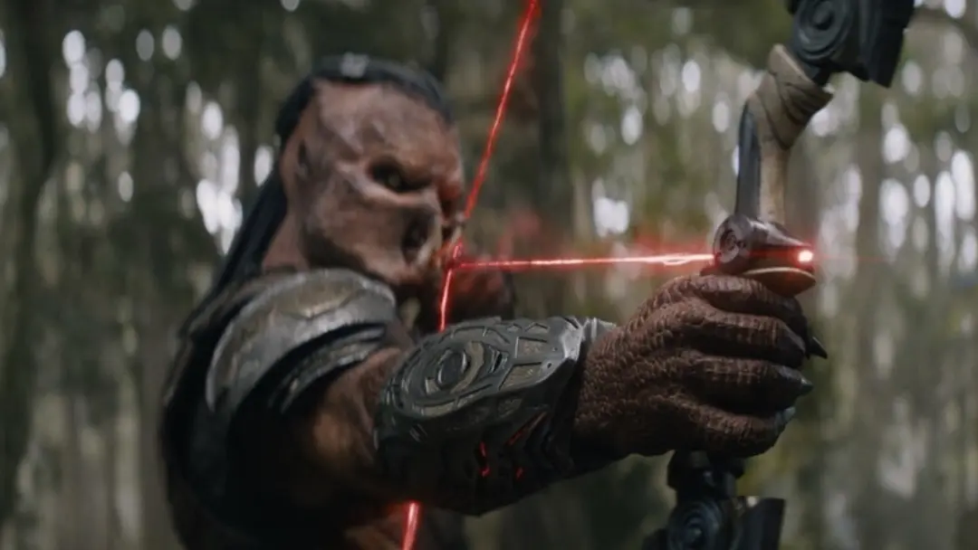 دک در حال تیراندازی در فیلم Predator: Badlands