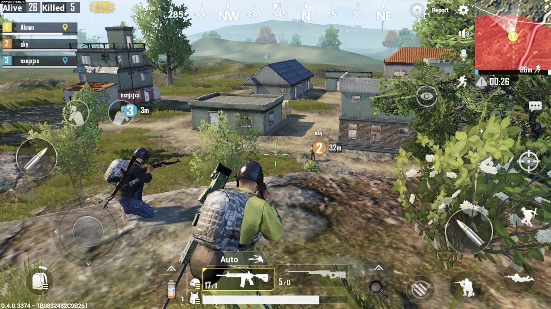 دو بازیکن روی تپه در حال آماده باش برای حمله به یک دشمن در بازی PUBG Mobile