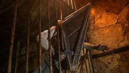 شخصیت پیرامید هد (Pyramid Head) در حال عبور از میان میله‌های آهنی سایلنت هیل