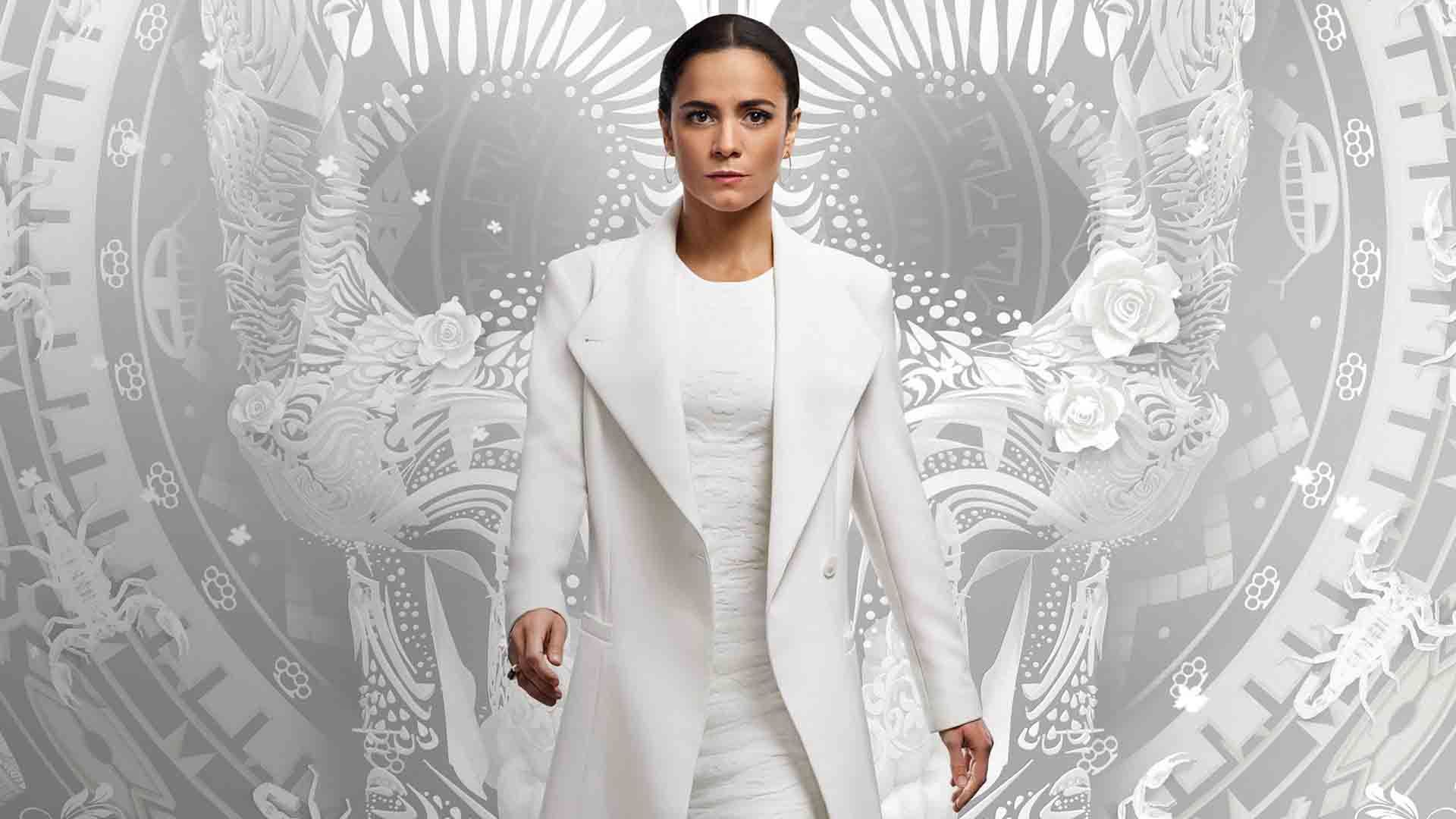 آلیس براگا با لباسی سفید در سریال Queen of the South