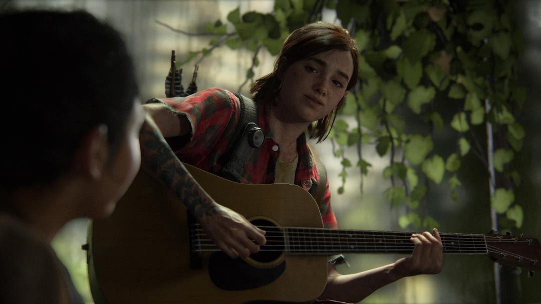 الی (Ellie) با پیراهن قرمز و گیتار در بازی The Last of Us Part II