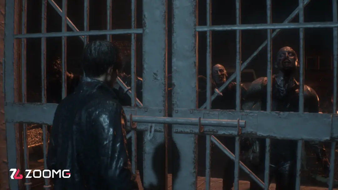 شخصیت اصلی بازی Resident Evil 2 Remake پشت میله‌های آهنی در مقابل زامبی‌ها