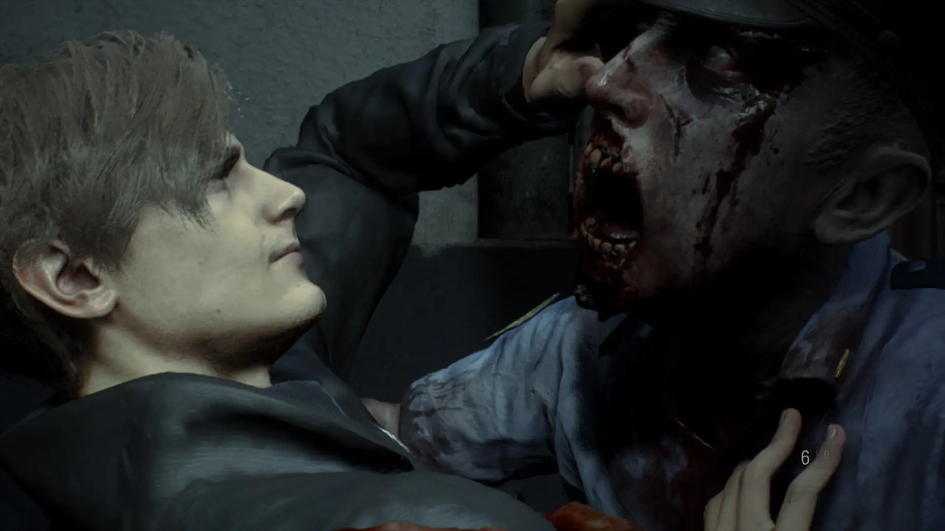 مبارزه لئون (Leon S. Kennedy) با یک زامبی در بازی Resident Evil 2 Remake
