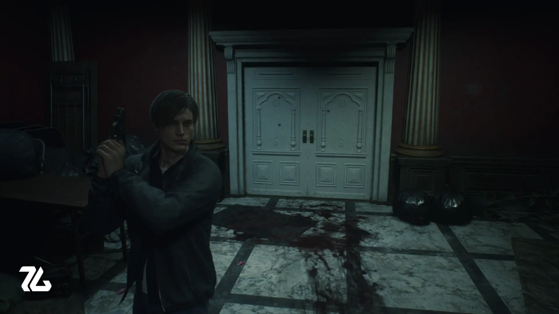 شخصیت لیان کِنِدی (Leon S. Kennedy) با اسلحه در محیط تاریک بازی Resident Evil 2 Remake