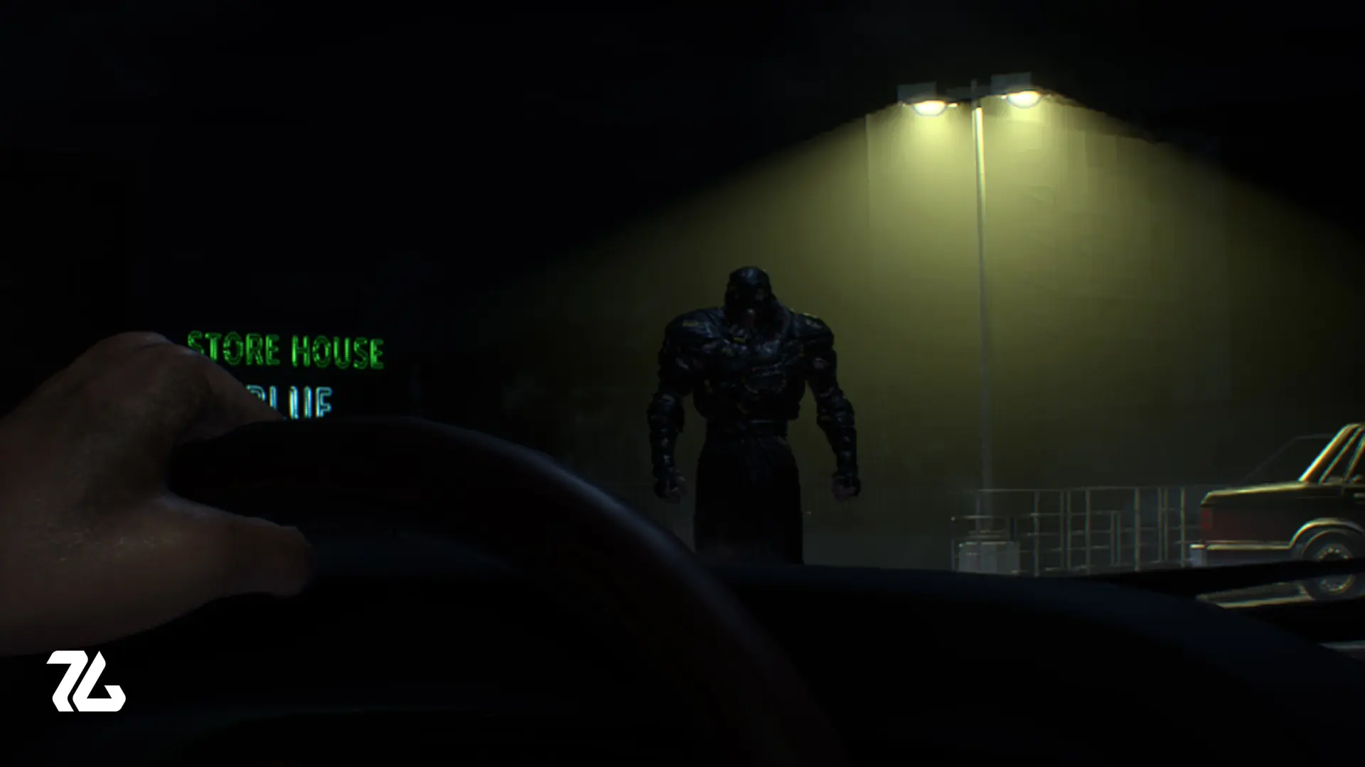 شخصیت نمسیس (Nemesis) در محیط تاریک بازی Resident Evil 3 Remake جلوی جیل ولنتاین