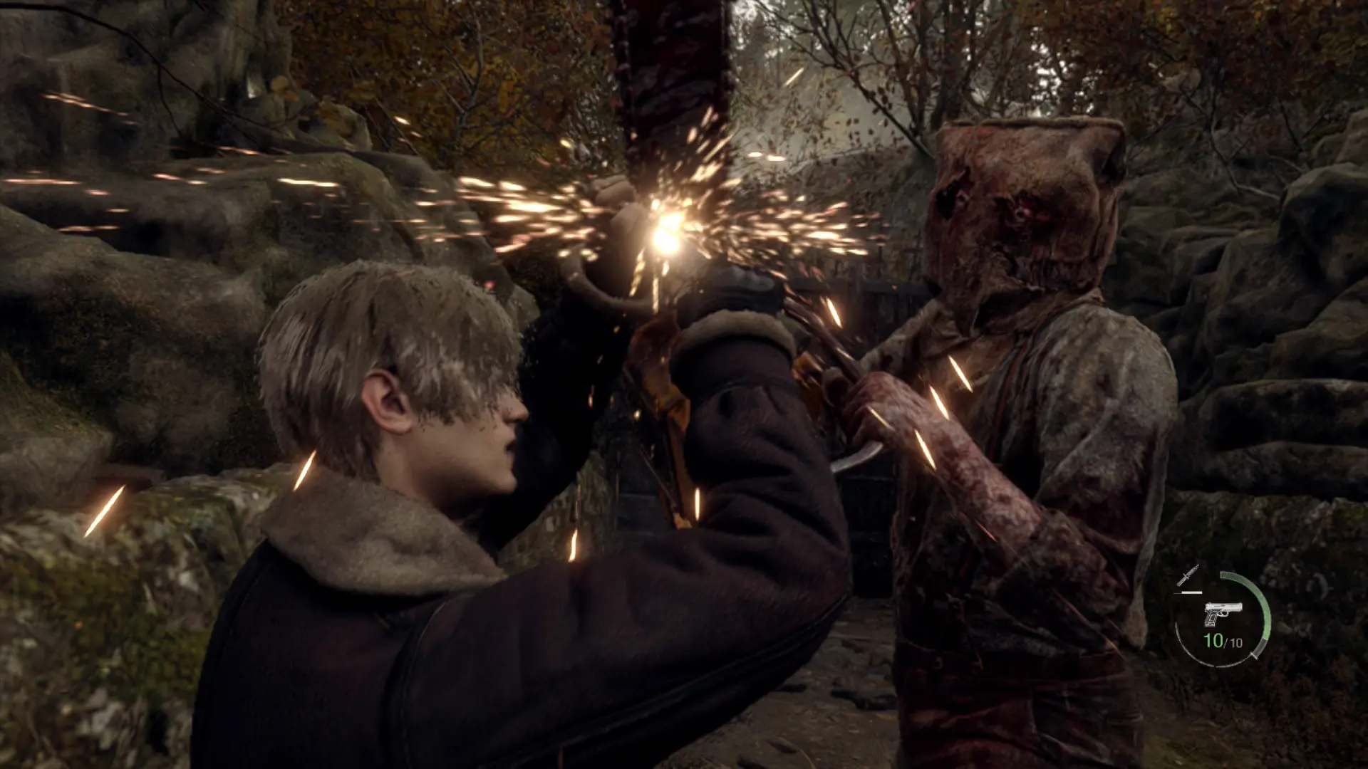 لیان (Leon S. Kennedy) با استفاده از اره برقی در حال مبارزه با یک دشمن در بازی Resident Evil 4 Remake