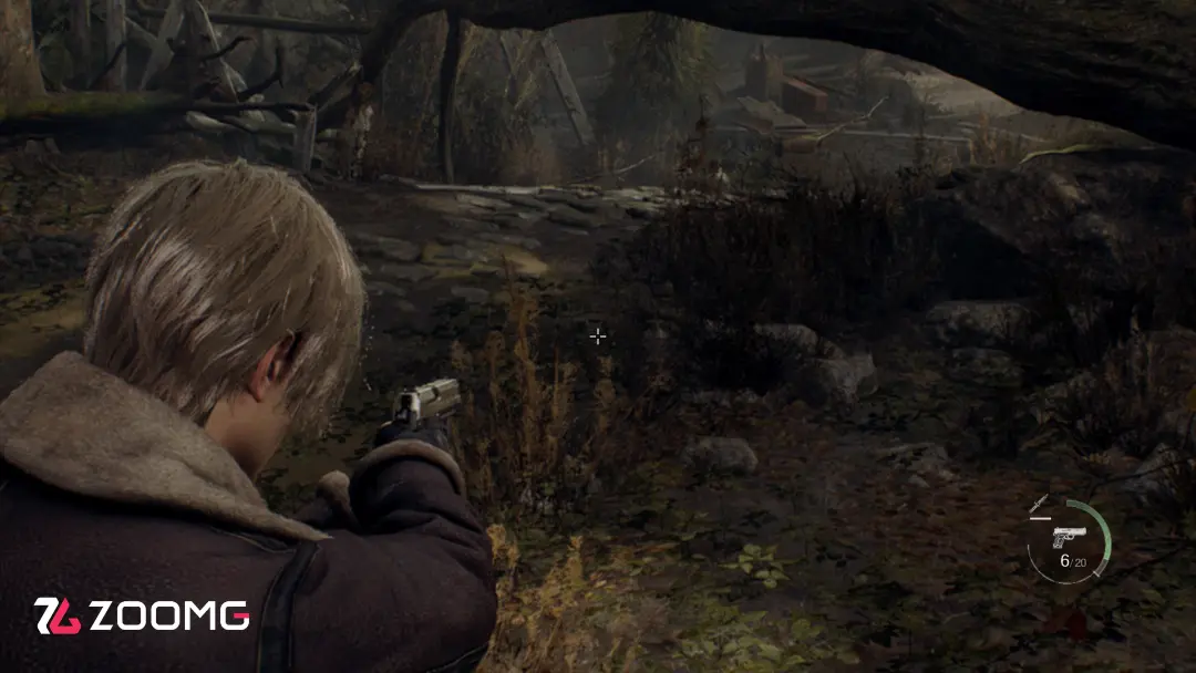 شخصیت اصلی بازی Resident Evil 4 Remake با تفنگ در محیط جنگلی
