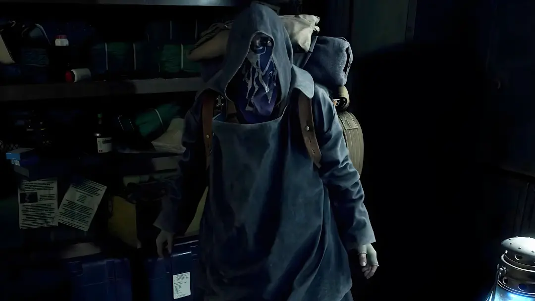 شخصیت پوشیده در ردای آبی در محیط تاریک بازی Resident Evil 4 Remake