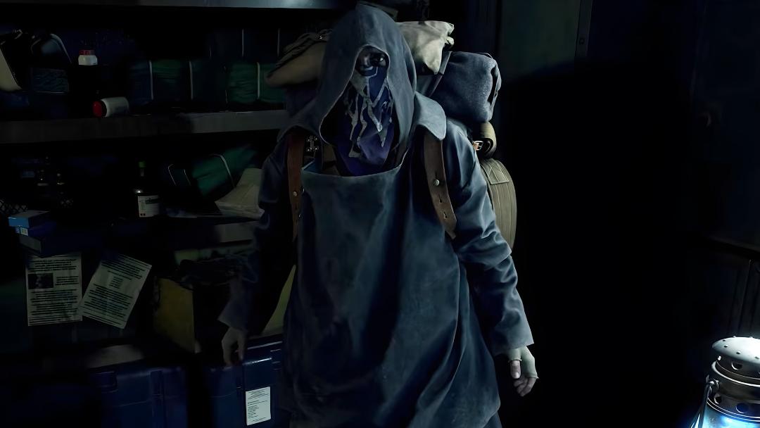 شخصیت پوشیده در ردای آبی در محیط تاریک بازی Resident Evil 4 Remake