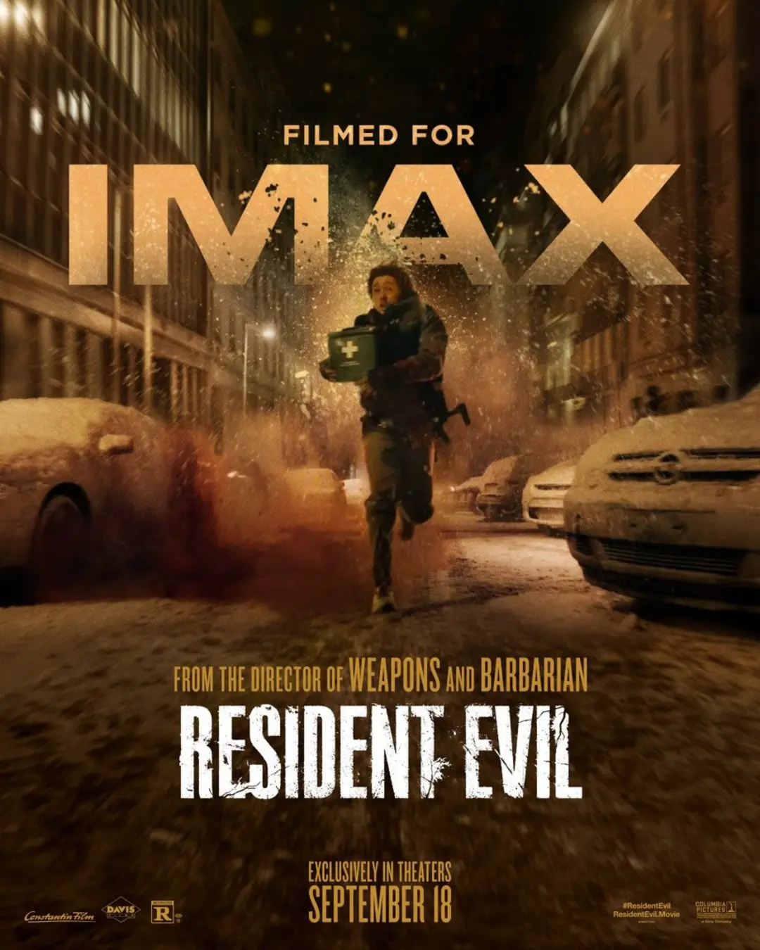 پوستر فیلم رزیدنت ایول (Resident Evil) با نمایش مردی در حال دویدن در خیابان