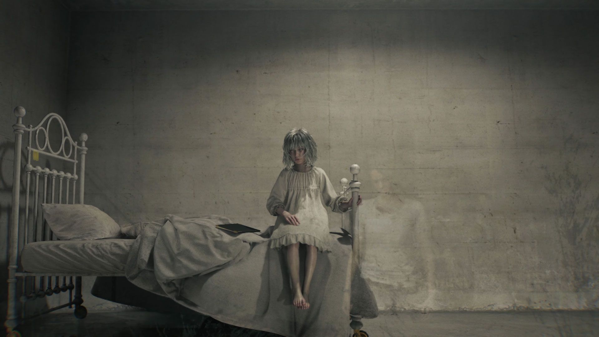 امیلی، دختر رنگ‌پریده و نابینا در مرکز مراقبت‌های مزمن ردزهیل و تصویر محو یک زن درکنار او (بازی Resident Evil 9)