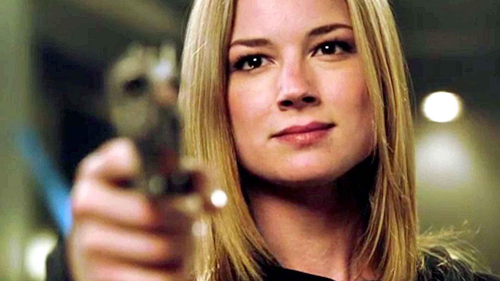 بازیگر اصلی سریال Revenge همراه با یک اسلحه