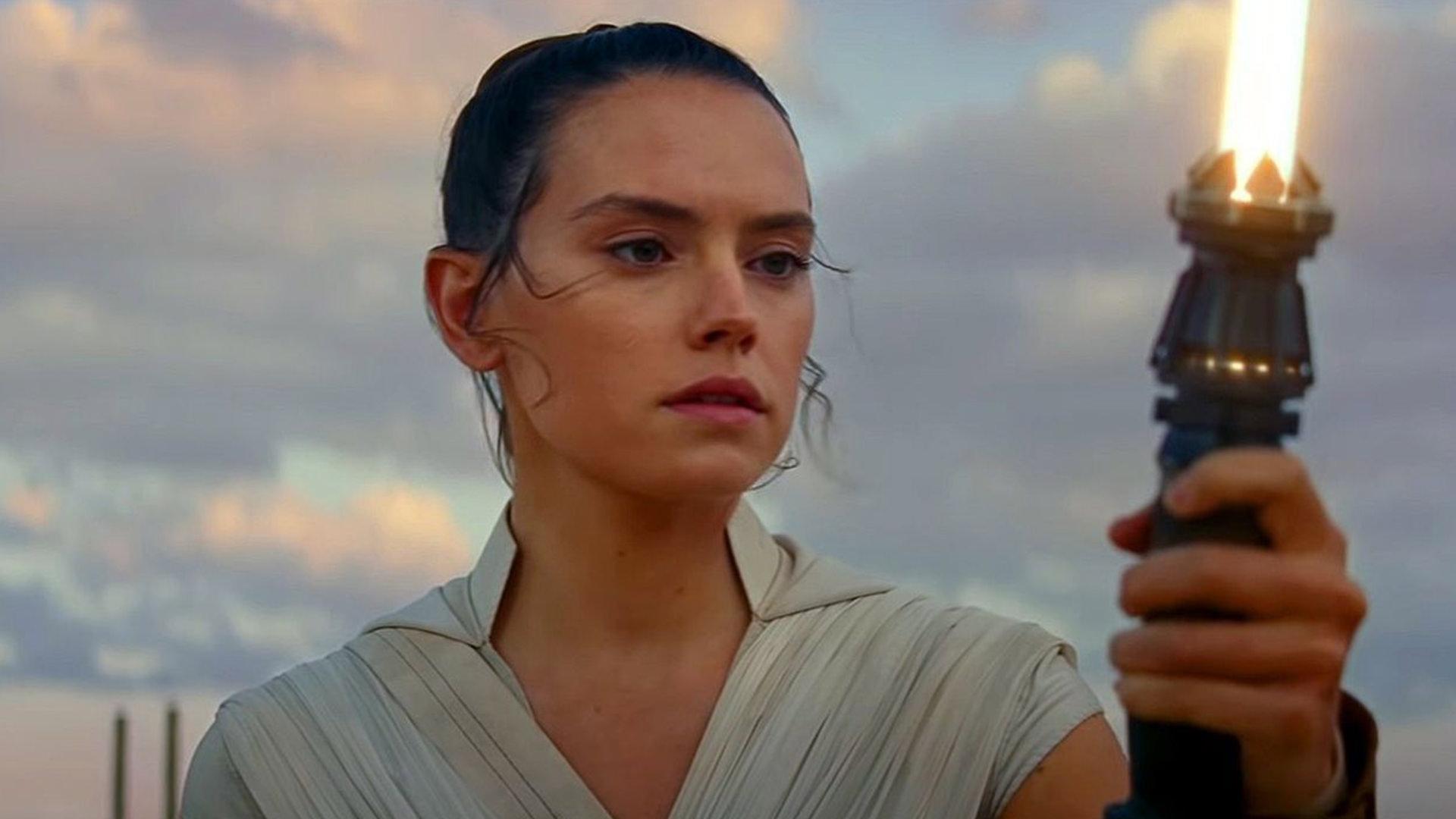 دیزی ریدلی در نقش ری با لایت سیبر جدیدش در پایان فیلم Star Wars: The Rise of Skywalker