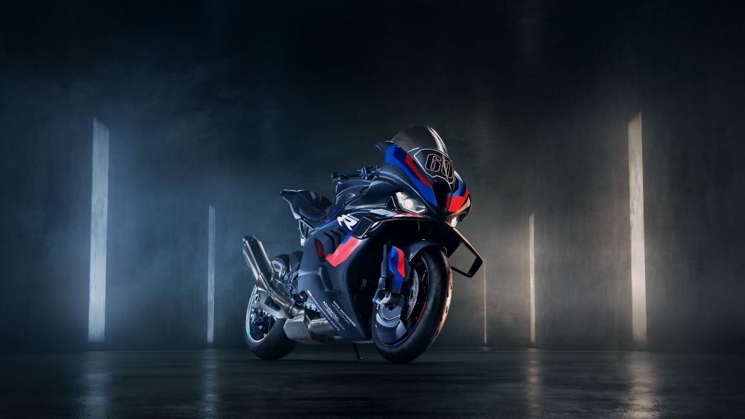 جلوه زیبای یک موتورسیکلت در میان نور در پوستر بازی Ride 5