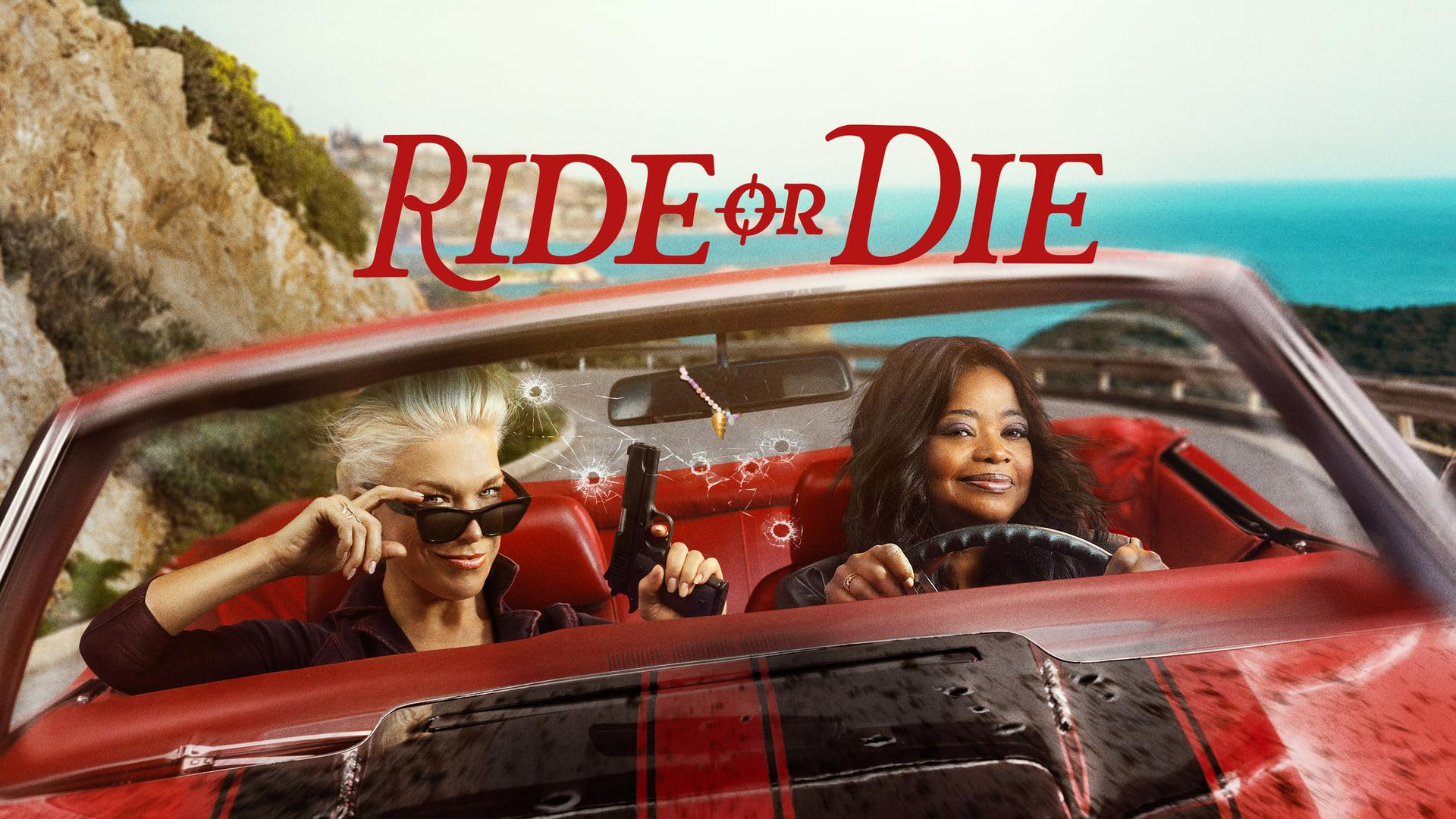 دو زن در خودروی قرمز سریال Ride or Die با تفنگ