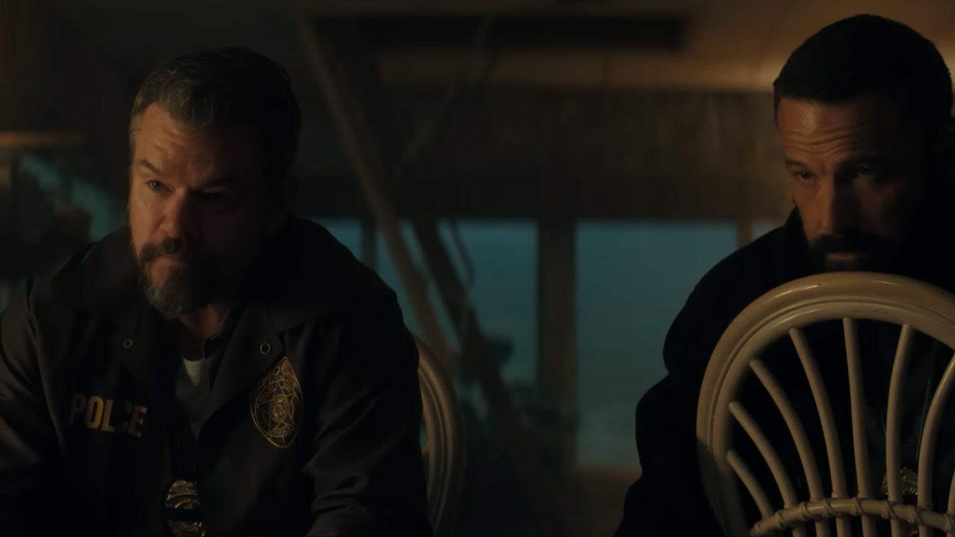 بن افلک در حال نگاه کردن در فیلم Rip