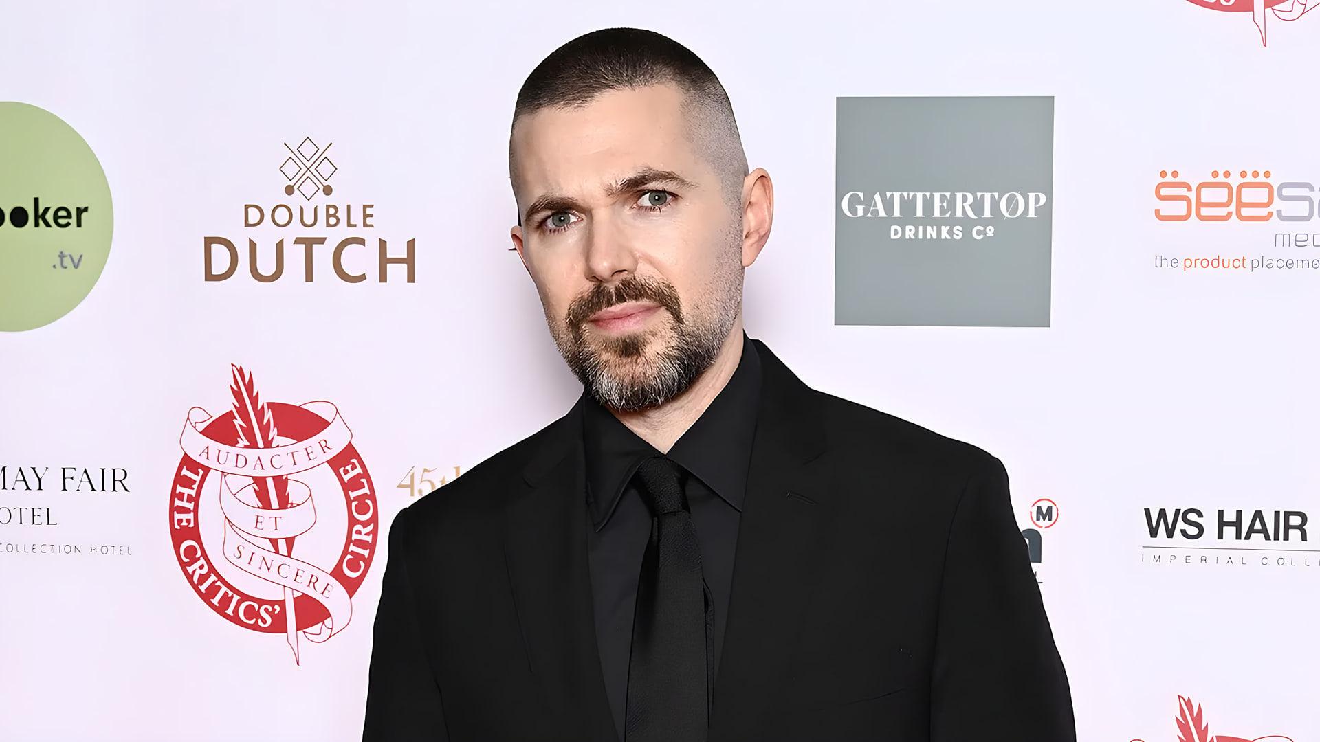 رابرت اگرز (Robert Eggers) با لباس رسمی در یک مراسم رسمی