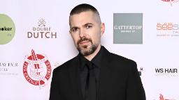 رابرت اگرز (Robert Eggers) با لباس رسمی در یک مراسم رسمی