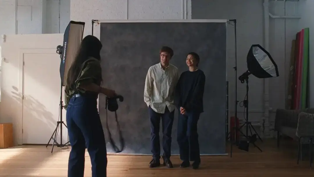 رابرت پتینسون (Robert Pattinson) و زندیا (Zendaya) در مقابل پس‌زمینه خاکستری استودیو عکاسی