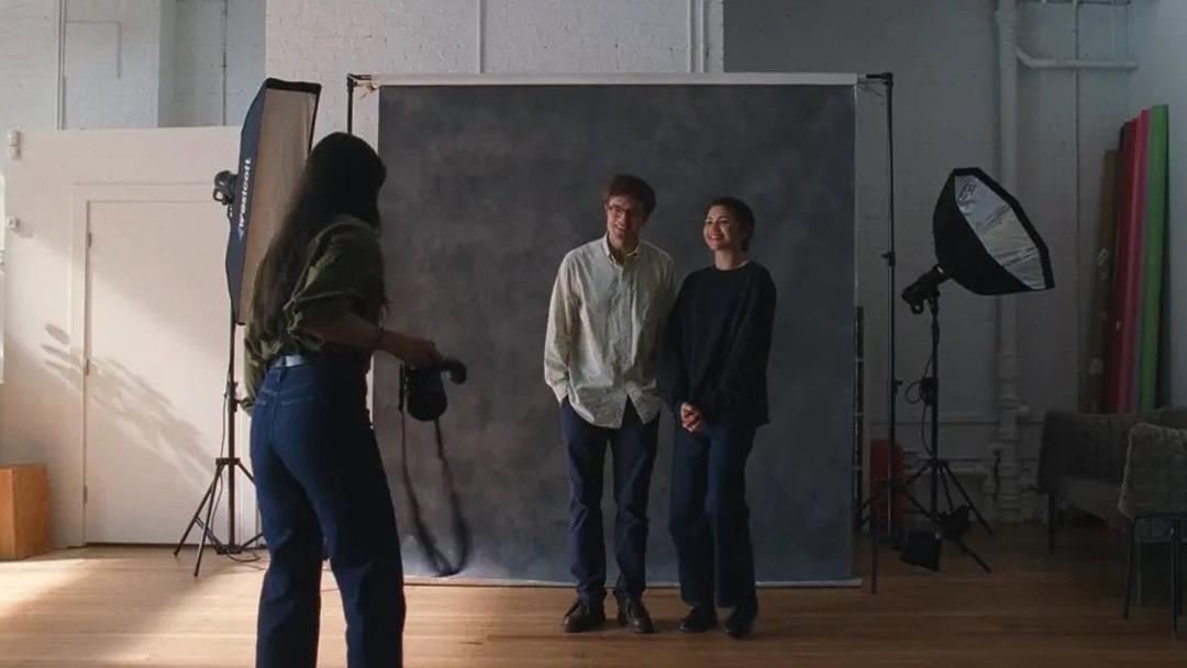 رابرت پتینسون (Robert Pattinson) و زندیا (Zendaya) در مقابل پس‌زمینه خاکستری استودیو عکاسی