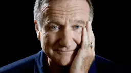 چهره رابین ویلیامز (Robin Williams) با تکیه بر دست در مقابل پس‌زمینه سیاه