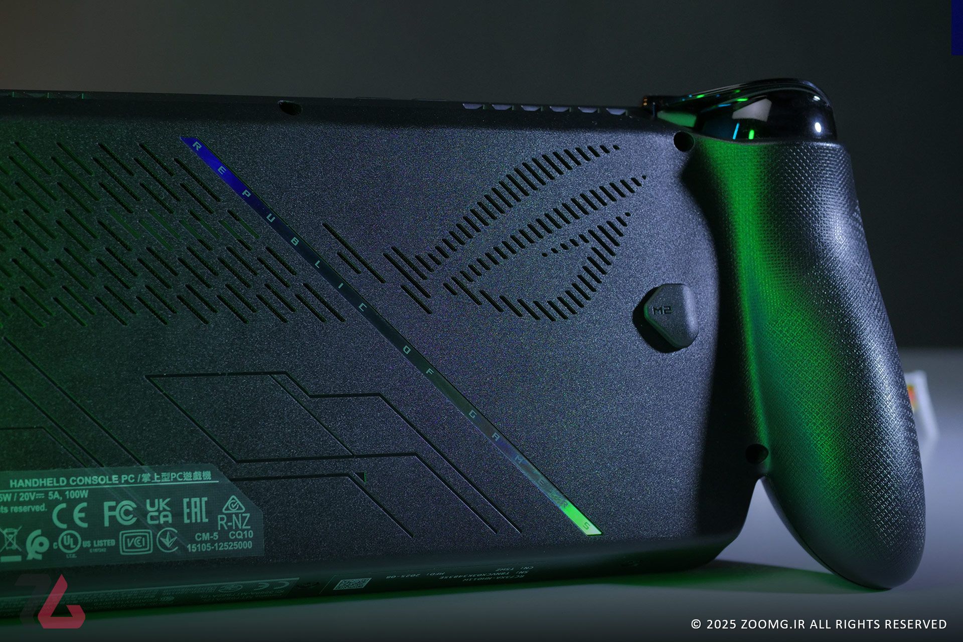 تصویر بخش پشتی کنسول ROG Xbox Ally X همراه با دکمه‌های برنامه‌پذیر و خروجی هوا