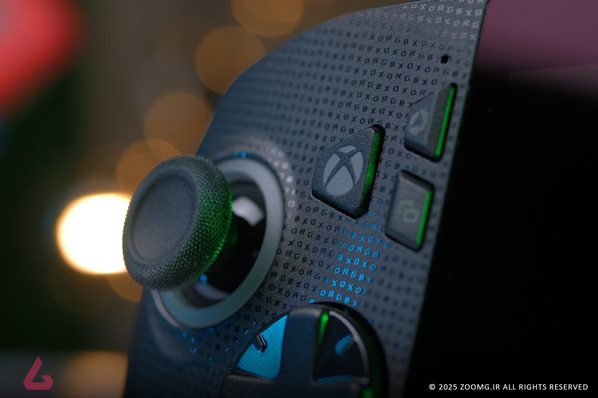 تصویر نزدیک از لوگوی Xbox روی بدنه ROG Xbox Ally X