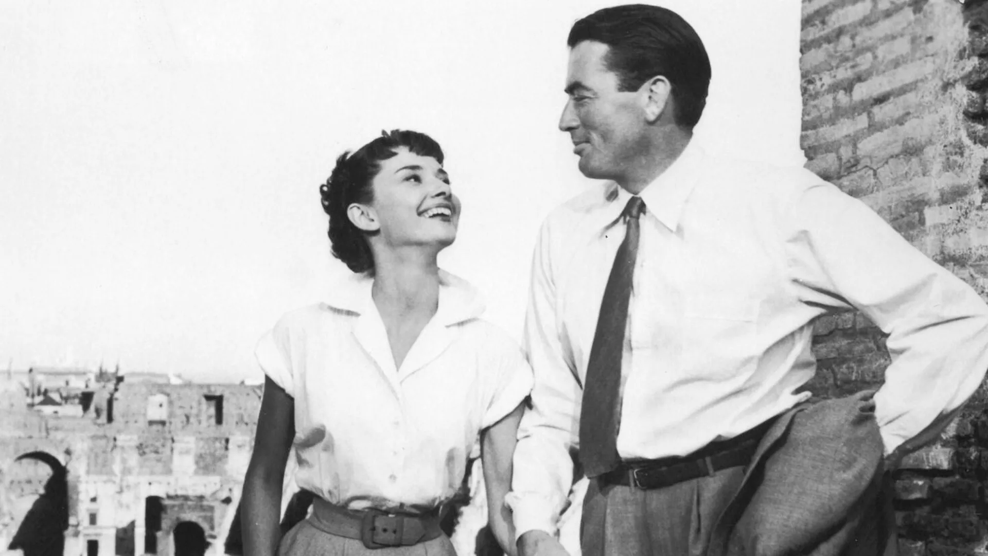 آدری هپبورن در حال خندیدن در فیلم roman holiday