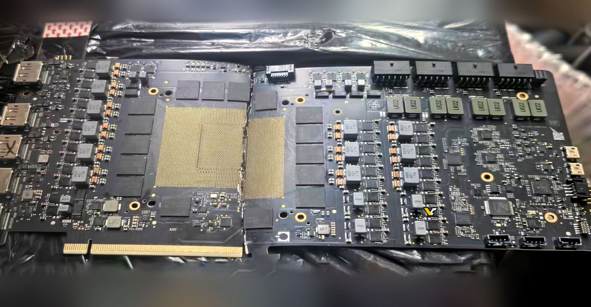 تصویری از نمونه اولیه کارت گرافیک RTX 5090