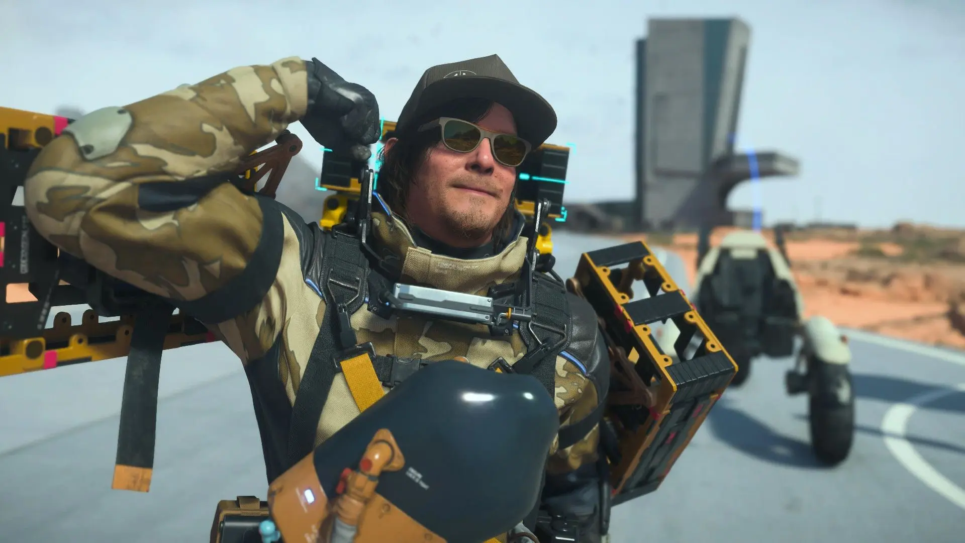 سام پورتر بریجز (Sam Porter Bridges) با تجهیزات حمل بار در بازی Death Stranding 2