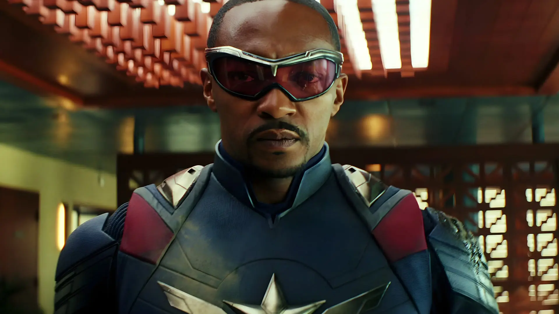 سام ویلسون (Sam Wilson) با عینک مخصوص و لباس کاپتن آمریکا