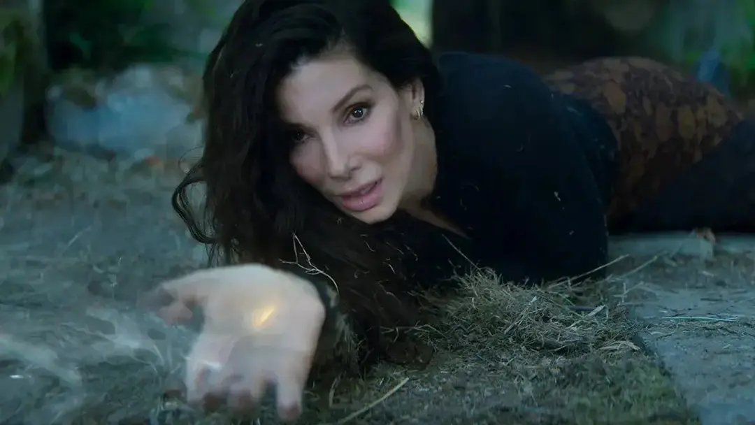 ساندرا بولاک (Sandra Bullock) در حال استفاده از جادو در فیلم جادوی عملی ۲