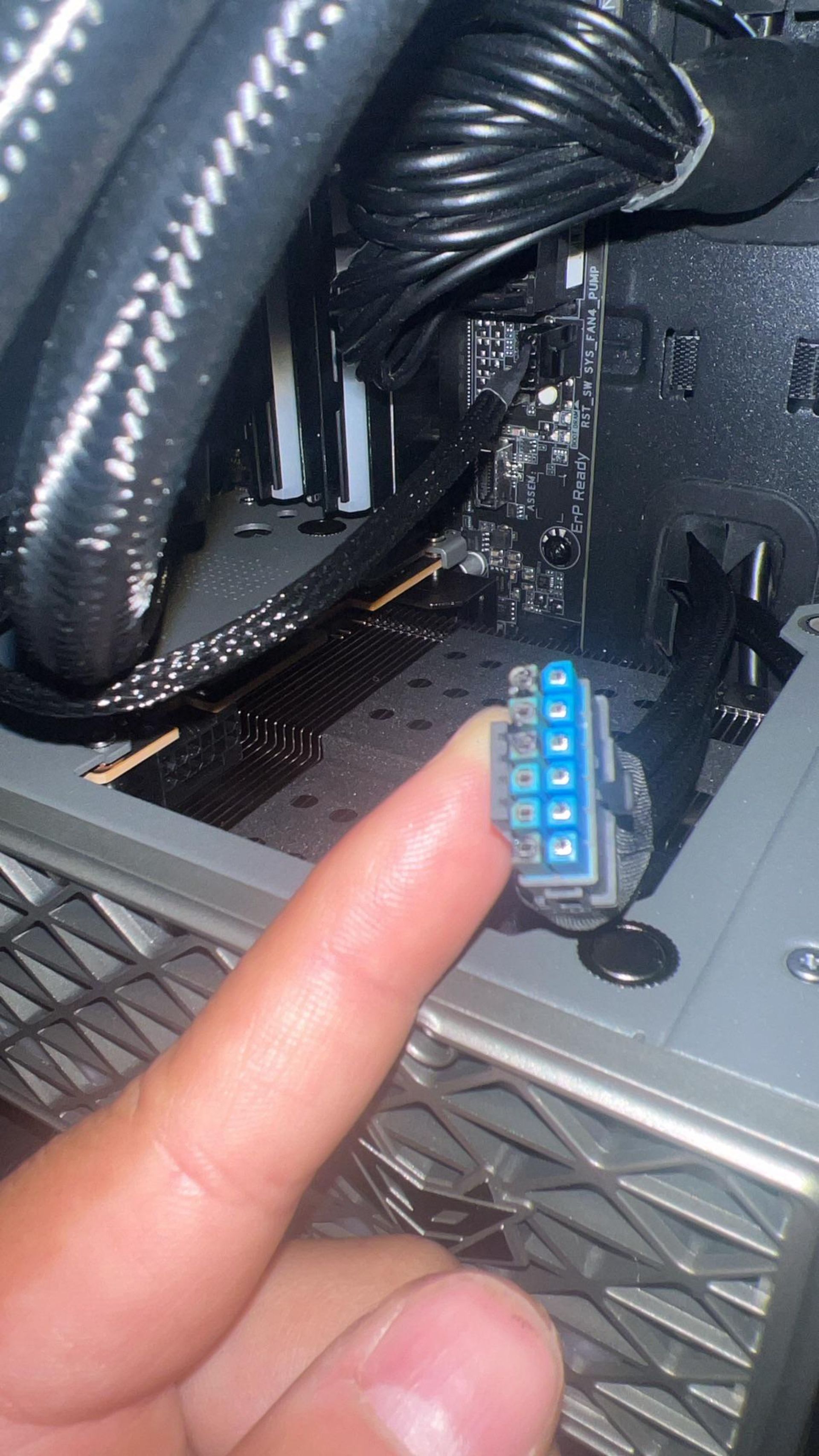 سوختن کانکتور ۱۶ پین در کارت گرافیک Sapphire Radeon RX 9070 XT NITRO+ شرکت AMD