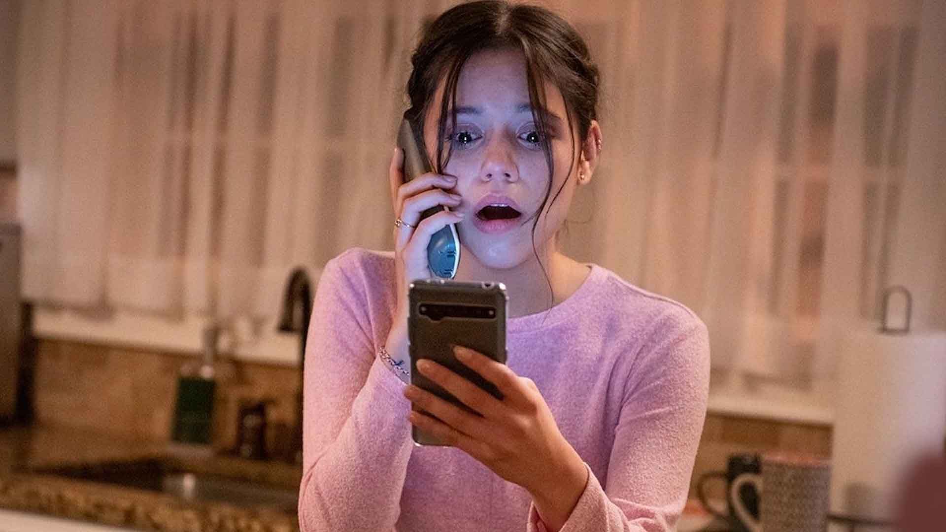 جنا اورتگا در فیلم Scream با ترس به موبایل نگاه می‌کند