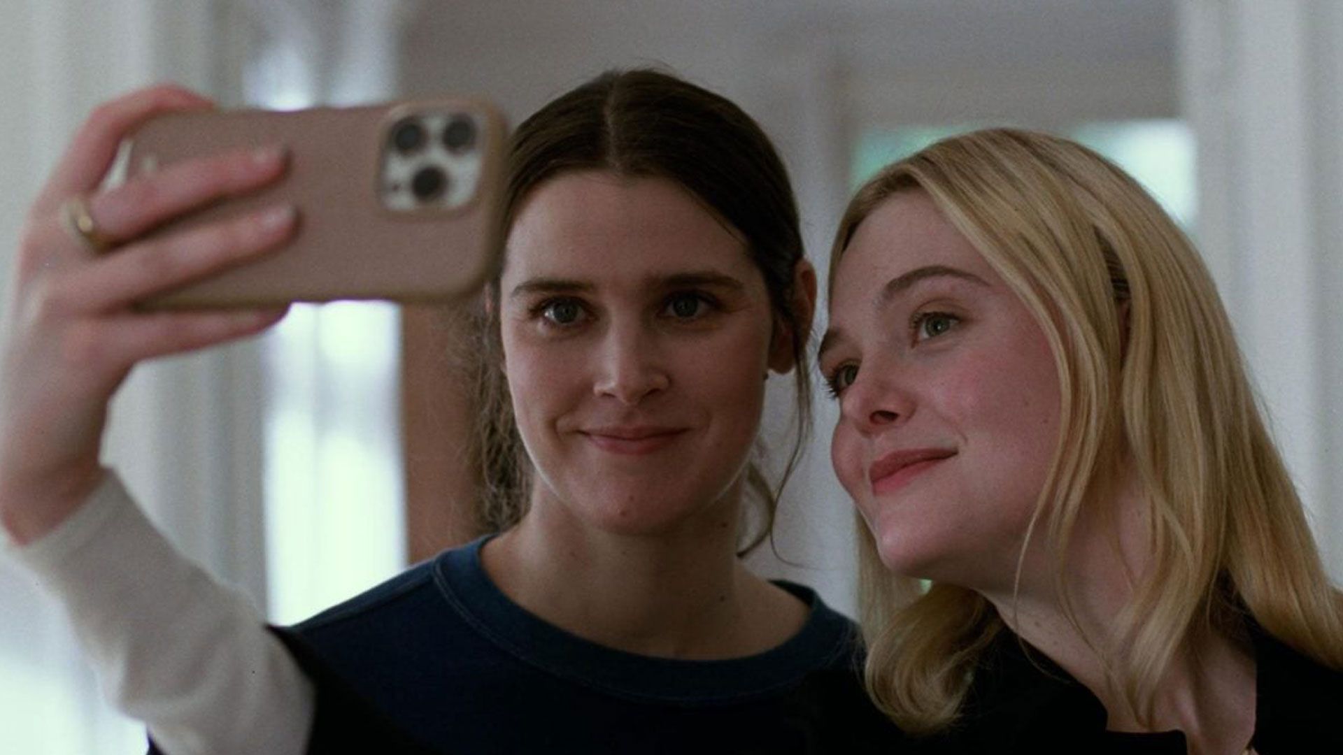 ال فانینگ در حال عکس گرفتن در فیلم Sentimental Value