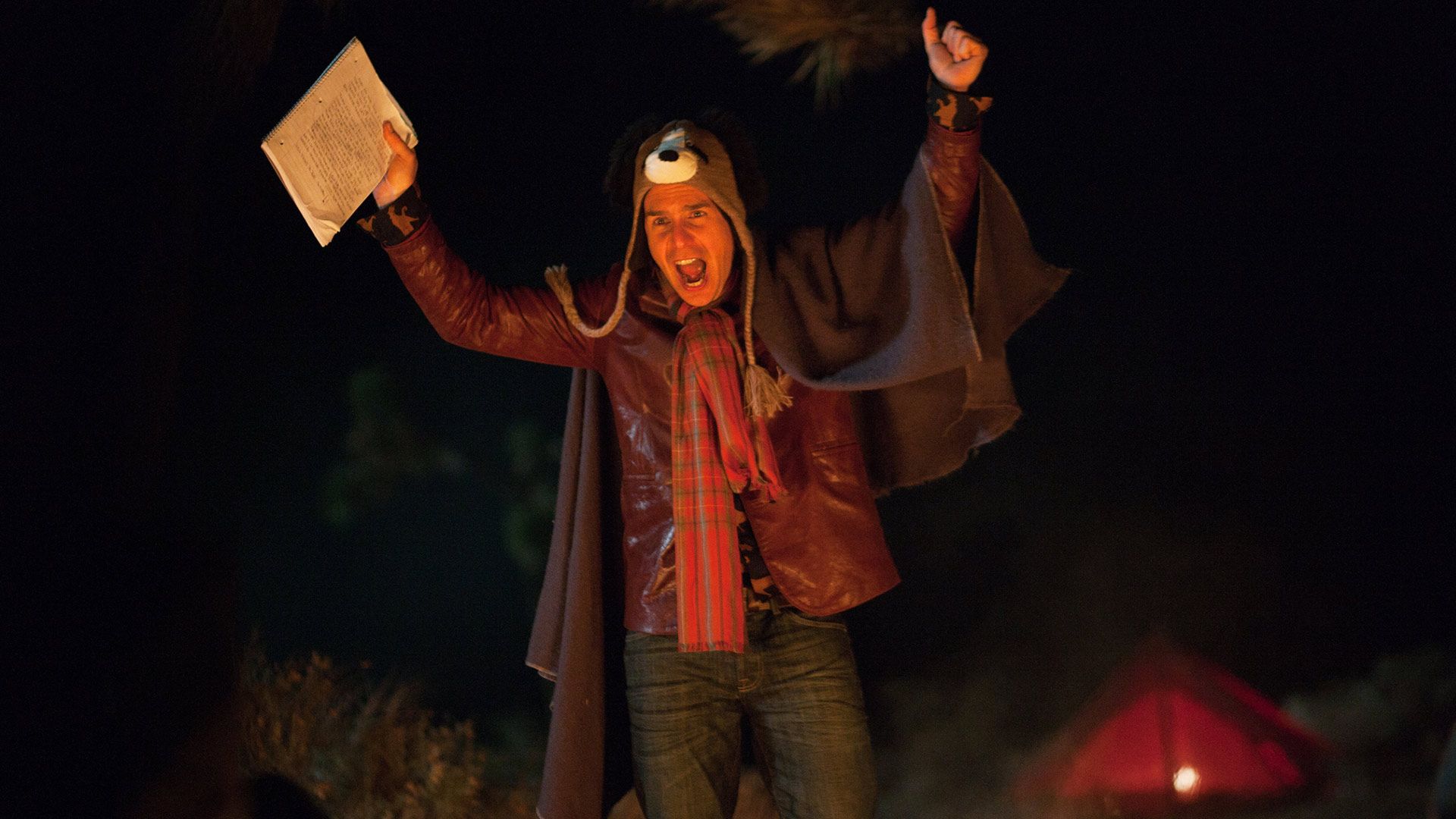 سم راکول کنار آتش در فیلم Seven Psychopaths