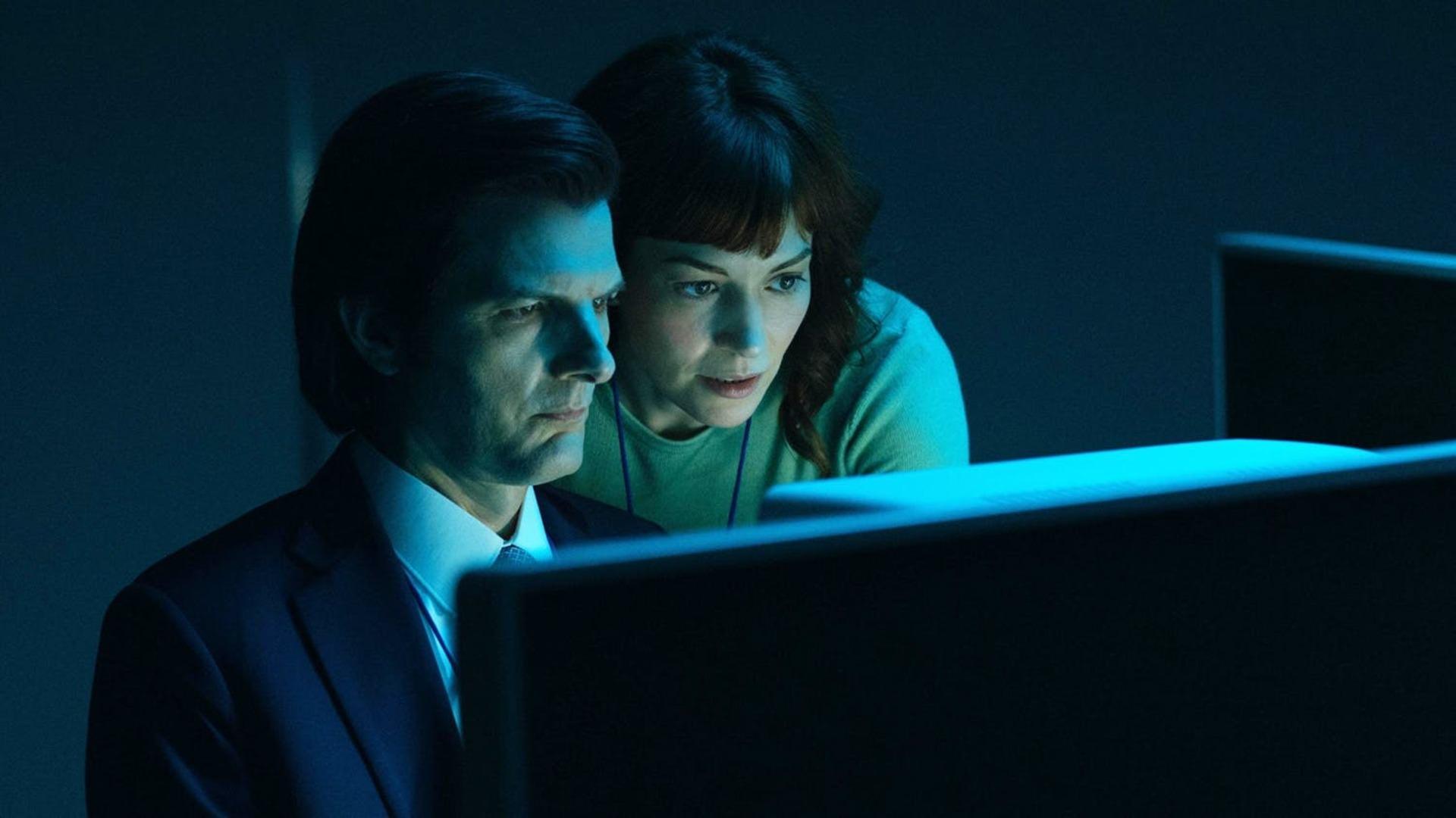 مارک و هلی در حال تماشا کامل شدن آخرین فایل در قسمت پایانی فصل دوم سریال Severance